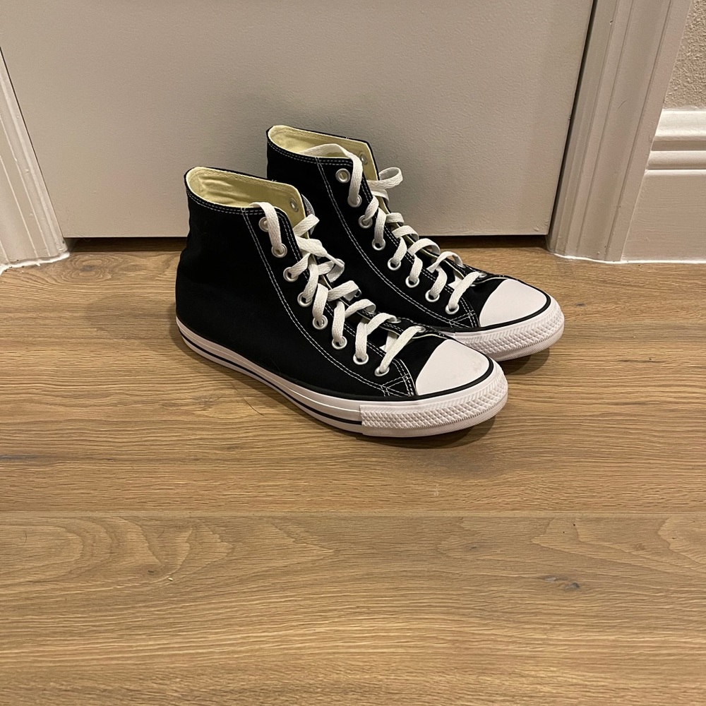 Black and white converse women’s size 9